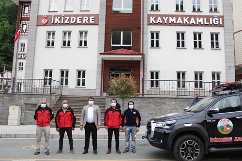 İkizdere Kaymakamlığı öncülüğünde, İkizdere Belediyesi ve  ilçemiz hayırseverlerin desteğiyle İDAK  4x4  arazi aracı  bağışlayarak destekte bulunuldu.